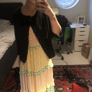 Långklänning  - Säljer min super fina långklänning ifrån zara barn i storlek 164, passar xs samt s. Säljer pga dålig användning