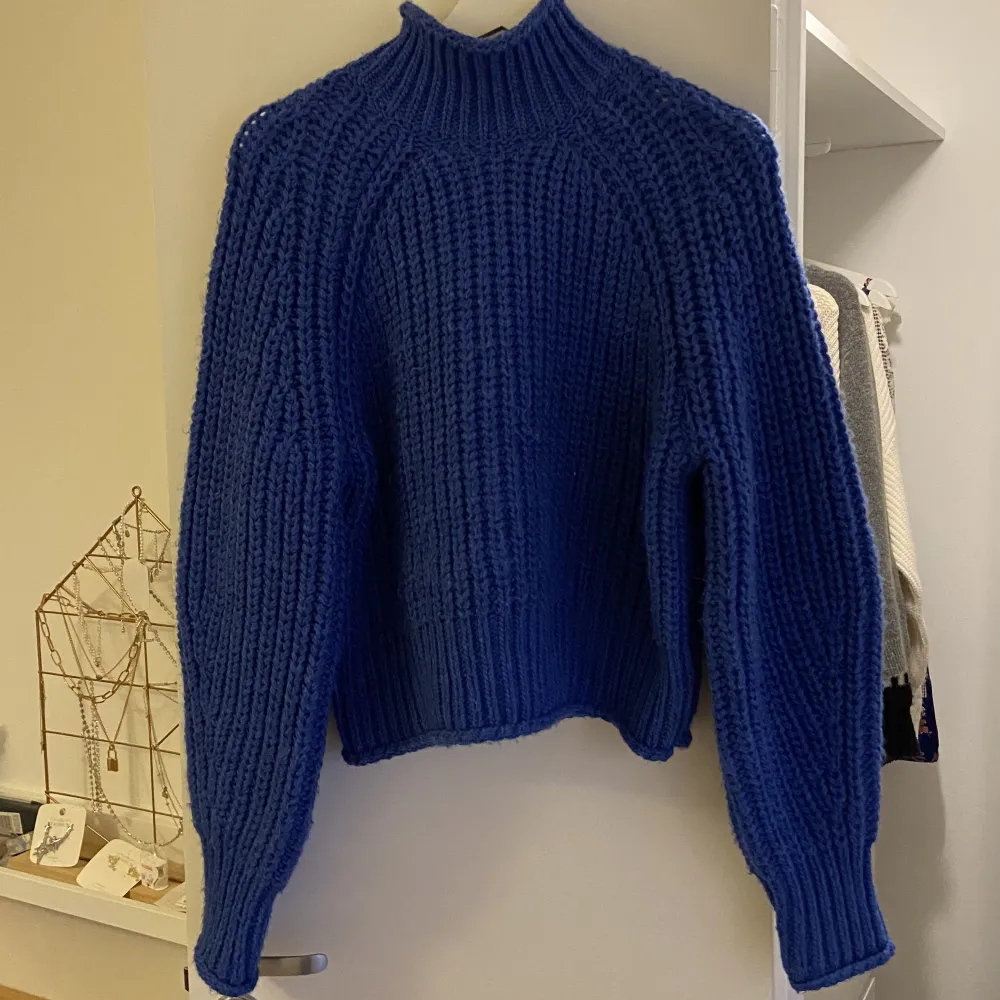 En tjock stickad blå tröja från H&M. Tröjor & Koftor.