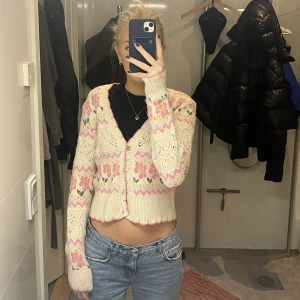 Jättesöt stickad kofta - Världens sötaste (och skönaste!!) stickade kofta i en benvit färg från Gina Tricot 💘💘 Använd fåtal gånger och i mycket fint skick!