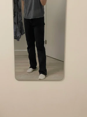 Svarta raka jeans - Säljer ett par svarta raka jeans från NaKd nästan aldrig använda. 