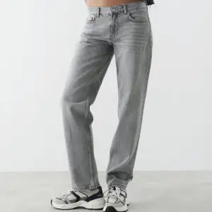 Super fina och bekväma jeans från Gina Tricot! De är i storlek 36 och är lågmidjade💞Köpta för 500kr!