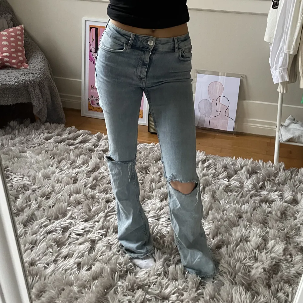 Snygga och långa bootcut jeans från Zara! Otroligt sköna och stretchiga. Hål på knäna och långa i benen.❤️ (frakt ingår ej). Jeans & Byxor.