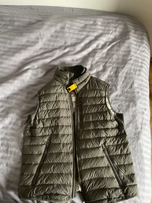 PJS VÄST  - Skick 8/10 Köpt från butik för 3800kr Storlek M