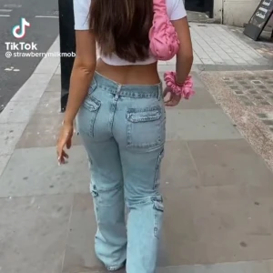 Zara low waist cargo - Priset går att diskutera! Lågmidjade cargojeans från Zara. Storlek 32. Helt slutsålda. Köpta för 499, helt oanvända med prislapp kvar.   Skriv för egna bilder💓