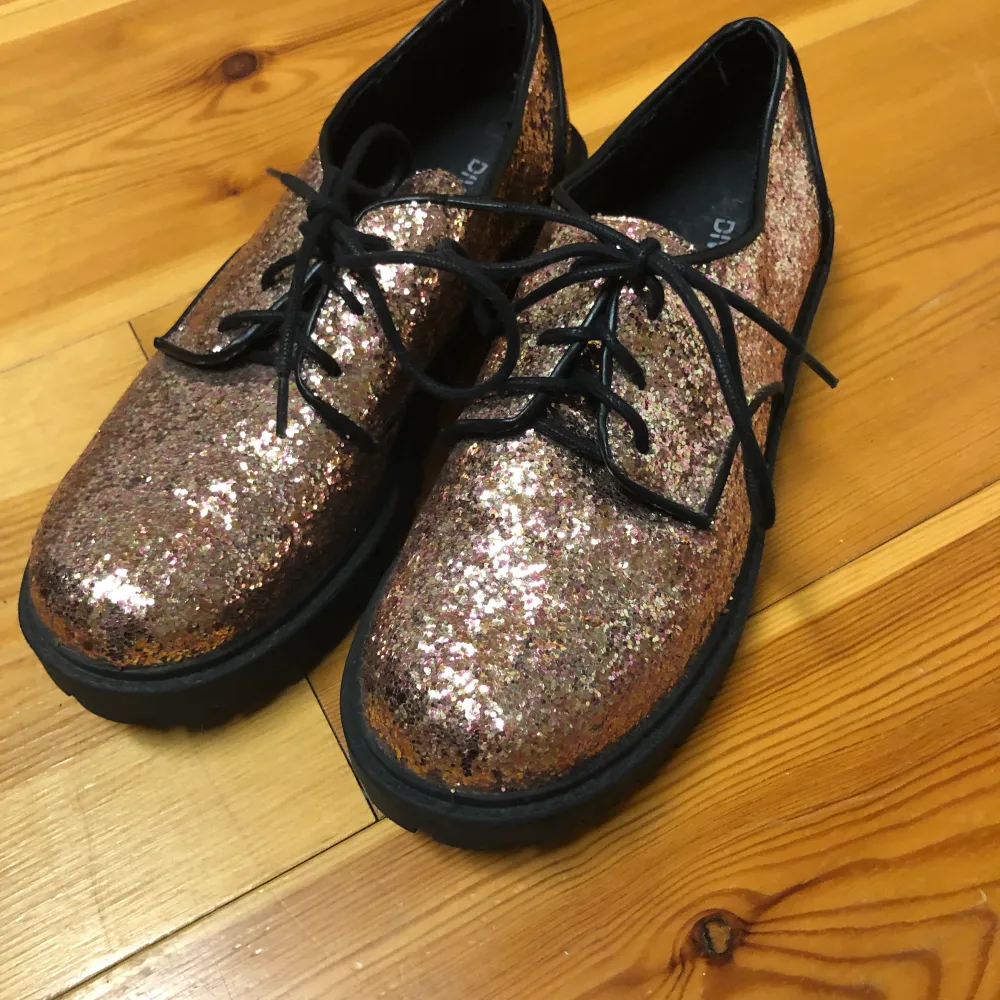 Guld glittriga skor använda 1 gång så dem är i bra skick. Perfekt för nyår! Storlek 37.. Skor.
