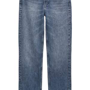 Ett par mörkblå jeans i modellen mid waist straight från zara