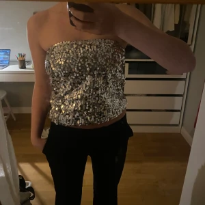 Paljett topp - Jättefin paljett topp! Från början en kjol så det kan man oxå använda den som. Strl XS, sitter bra på mig, brukar oftast ha S. Gina tricot. 120kr + 49kr frakt