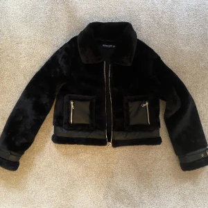 Pälsjacka  - Jättefin jacka som tyvärr inte kommer till användning. 
