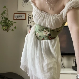 Oanvänd sommarklänning  - Klänningen är från cider helt oanvänd. Originalpris 375kr.  Köpte den i storlek s men den sitter mycket löst runt midjan där jag hade önskat få en korsett effekt.  Tycker den är supersöt men lite utanför min comfortzone så det blev inget 💚