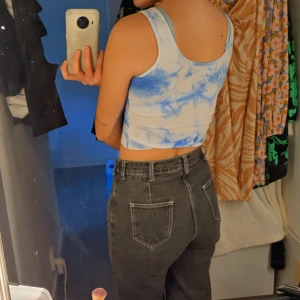 Tie dye croptop - Skön stretchigt material. Fina färger och knappt använd. Den har raw hem.