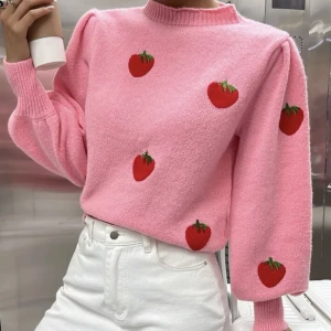 Rosa topp - Söt rosa topp med jordgubbar, passar S/M. Använd 1 gång, i ny och bra skick! 