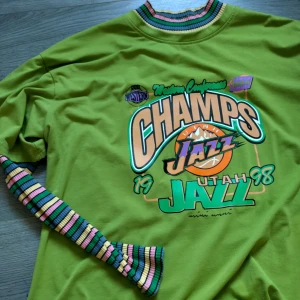 Färgglad långärmad turtle neck tröja - Riktigt skön färgglad tröja. Tryck framtill och ärmarna och turtle-neck är sydda i tröjan så går ej att separera.