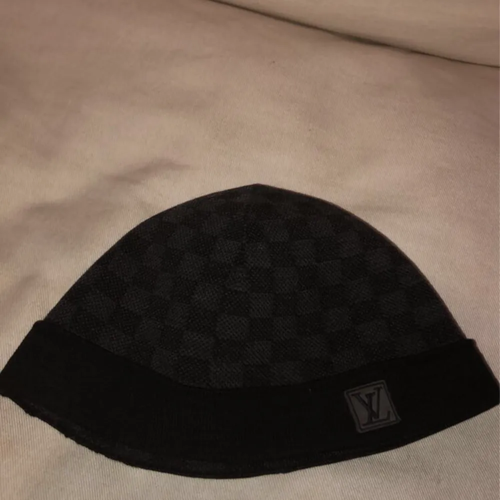Säljer min svarta äkta lv mössa jag fick i födelsedagspresent av min mamma & pappa som jag inte använder kan sänka pris vid snabbaffär. Muu.
