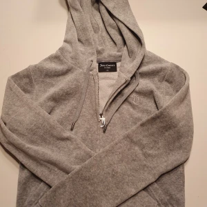 Juicy couture hoodie - Juicy couture Classic Velour Robertson Zip Hoodie grå strl xs. För liten i strl, endast provad. Nypris 1200 kr, nu 900 kr