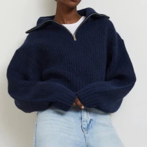 Stickad tröja från Gina Tricot - Stickad tröja med half zip i mörkblå från Gina Tricot. Strl S men passar mindre och större. Köpare står för frakt!