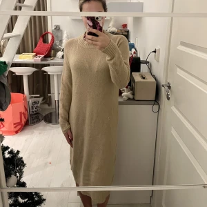 Lång klänning - Perfekt klänning till vintern. Sitter väldigt snyggt och är lite oversize! Säljer då jag har en liknande hemma💞