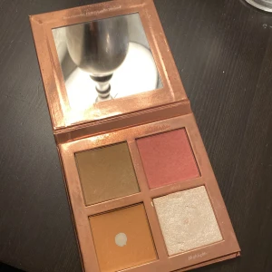 Ida Warg Caia  - Säljer min Ida Warg bus(inte mycket kvar) och min Caia palett också rätt använd + en helt ny glow primer i kit för 120 kr. Paletten köpt för ca 400 och busen för 189. Köparen står för frakt💕