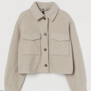 Croppad begie teddy jacka - Mycket mysig och varm croppad Teddy jacka. Passar som oversize till S. Köpet från HM i storlek M