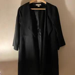 Snygg tunn kappa/trenchcoat i mockaimitation från H&M. Strl 36, sparsamt använd. 