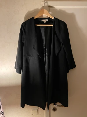 Kappa i mockaimitation från H&M  - Snygg tunn kappa/trenchcoat i mockaimitation från H&M. Strl 36, sparsamt använd. 