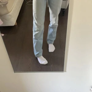 Mid Rise straight jeans -  Säljer dessa jättefina ljusblåa jeansen från zara. Dem är i jättefint skick förutom en liten defekt som syns på bild 2. Det syns däremot inte när man har på sig byxorna. Pris kan diskuteras 