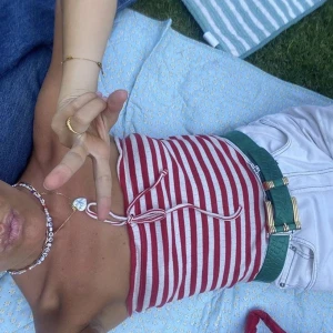 top - En top som liknar toppen från bild 1 och 2! Väldigt inspirerande till köpenhamn stilen och passar perfekt med ett par linnebyxor🫶🏼Skriv för mer information;)