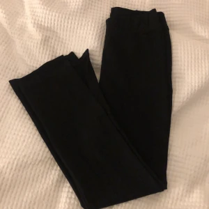 Kostymbyxor - Superfina och kostymbyxor med slits. I super bra skick, säljer pga att de är lite för korta för mig som är 170. passar xs/s eller andra under 170 cm❤️