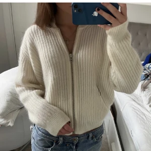 Kofta! - Så fin stickad kofta från & other stories💕