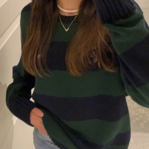 brandy tröja - grön och blå randig stickad tröja från brandy melville 🫶🏼köpt för 500 kr på plick för ett tag sen men sparsamt använd så i bra skick 💌 kontakta mig vid intresse eller för fler bilder 🫶🏼 pris kan absolut diskute