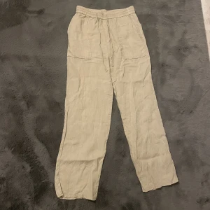 Linnebyxor - Linnea byxor från zara med fickor bak.