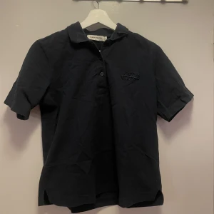 Tröja - En marinblå tröja från Carin Wester.