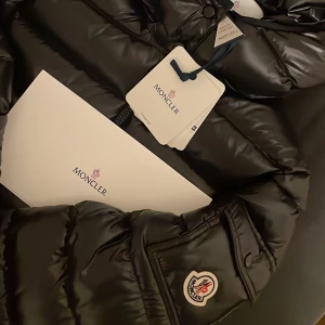 Moncler jacka  - Säljer nu min moncler jacka knappt använd. Köpt 10 november 2022 i storlek 0 motsvarar xs/s. Kvitto och äkhetsbevis finns. Endast seriösa köpare, kan mötas i Västerås. Kan även frakta men köparen står för frakten. Inget är ditt för ens det är betalt. 