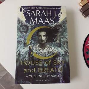 Sarah J. Maas bok i engelska utgåvan. Älskar hennes böcker, men denna bokserie var inte för mig♡ Köparen står för frakt