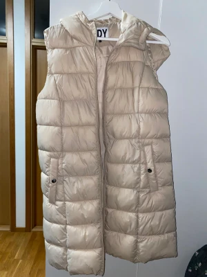 Väst - Säljer en beige väst i storlek M,  västen är som ny och aldrig använd.