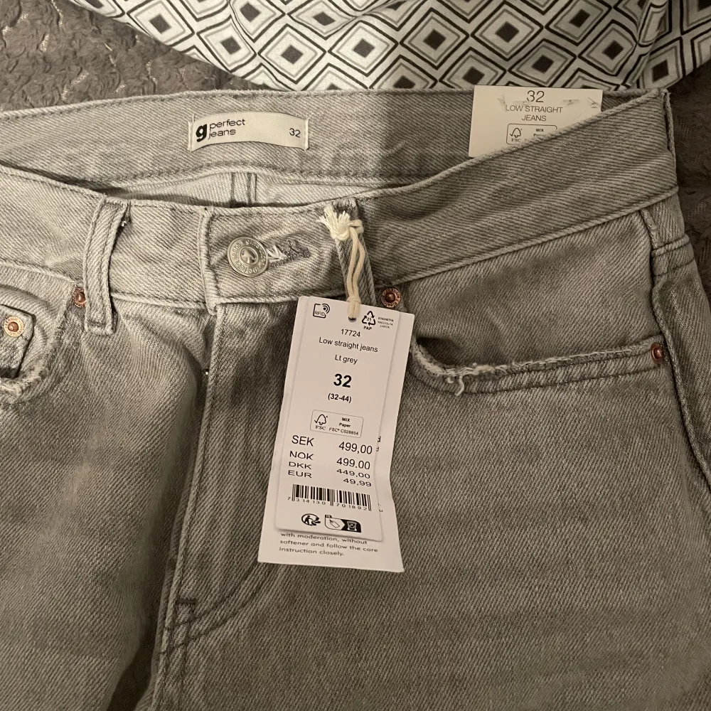 Säljer mina helt nya gråa Gina tricot jeans. Köparen står för frakten!. Jeans & Byxor.