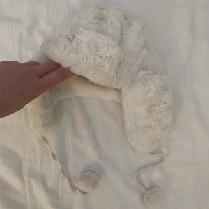Pälsmössa vit  - Snygg å varm pälsmössa/ushanka/björnfitta. Säljer pga har för många. Inga deflekter och jätteskön. Fraktar eller möts upp i TC 