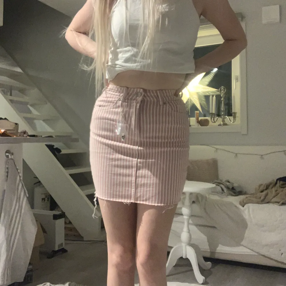 Säljer min fina fina kjol som är helt ny! Den är i storlek 32 men jag som normalt har 34/36 passar perfekt i den! Aldrig använd! Så söt i rosa och vitrandigt mönster! . Kjolar.