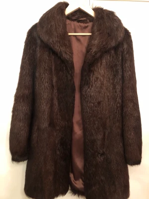 Brun pälsjacka  - Vintage pälsjacka från Päls Bruno. Forfarande i bra skick dock saknas det några hakar där framtill men jackan  kan fortfarande stängas framtill. Vid prisförslag / frågor så skriv bara :) 