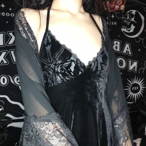 Killstar velour dress - Killstar 'Graveland skater' i velour, superfint skick då den knappt används! Baphomet print på brösten, klänningen slutar över knäna. Slutsåld på Killstars hemsida, betalade ca 500 nypris.