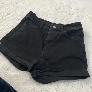 svarta jeansshorts som används ett fåtal gånger,  fint skick
