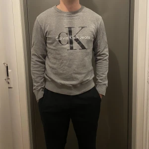 Calvin Klein tröja - Bra skick förutom en liten fläck på ena armen som inte är så synlig. Kan gå bort i tvätten