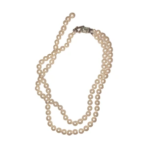 pärlhalsband  - jättefint pärlhalsband som tyvärr är lite trasigt men går att använda och laga! köpt secondhand 🍥🦢💌☁️