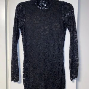 Fin svart klänning  - Kort svart spetskläning med öppen rygg. Aldrig använd, prislapp sitter kvar. Inköpspris 400kr mitt pris 250kr. Köparen står för frakten. 