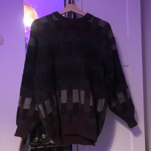 Stickad tröja  - Stickad tröja från beyond retro. Står ingen storlek i den men är 170cm och brukar ha s och sitter som en m/l på mig. Kan skicka med bild på om du intresserad.