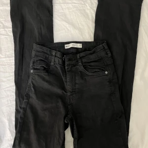 Mid waist jeans - Säljer mid waist jeans,dom är aldrig andvända endast testade💕 säljer dom för att dom inte kommer till andvändning 