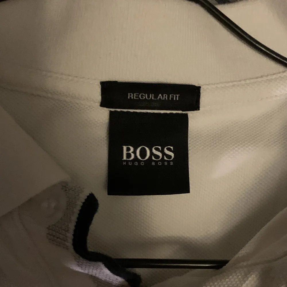 Säljer denna Hugo boss tröja i strl XL som inte kommer till någon användning . T-shirts.