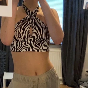 Fin zebra mönstring topp - Vit brun febrig topp som är jätte fin men inte kommit till användning. Ni betalar för frakten