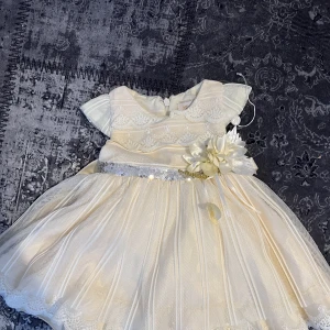 Klänningar  - En av dom är för två månaders bebis. Dom andra två för ett år säljer 100kr per klänning