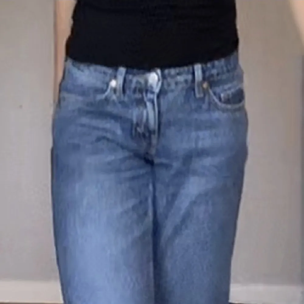 Jättefina lågmidjade jeans från weekday! Dom är som nya och säljer för att jag har liknande❤️. Jeans & Byxor.