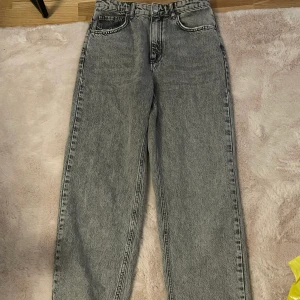 Grå jeans - Gråa raka jenas i stlr 160 dock som en 34/liten 36 väldigt fint skick som nya. Köpta på gina